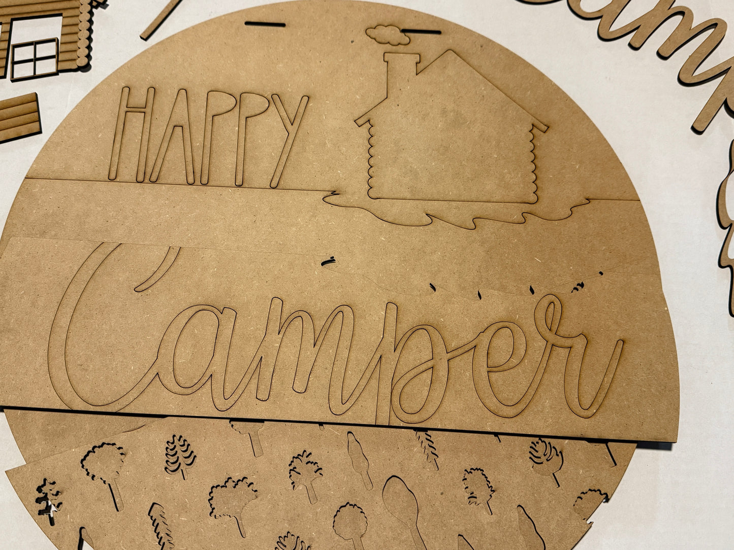 “Happy Camper” Cabin-Themed Door Hanger – Perfect for Campers & Nature Lovers!