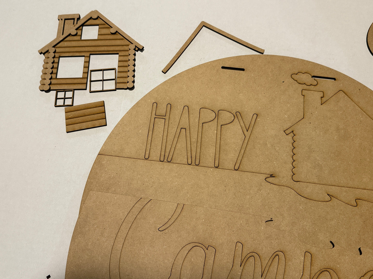 “Happy Camper” Cabin-Themed Door Hanger – Perfect for Campers & Nature Lovers!