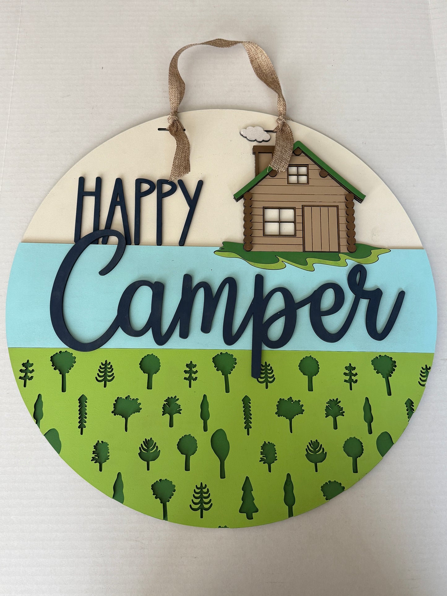 “Happy Camper” Cabin-Themed Door Hanger – Perfect for Campers & Nature Lovers!